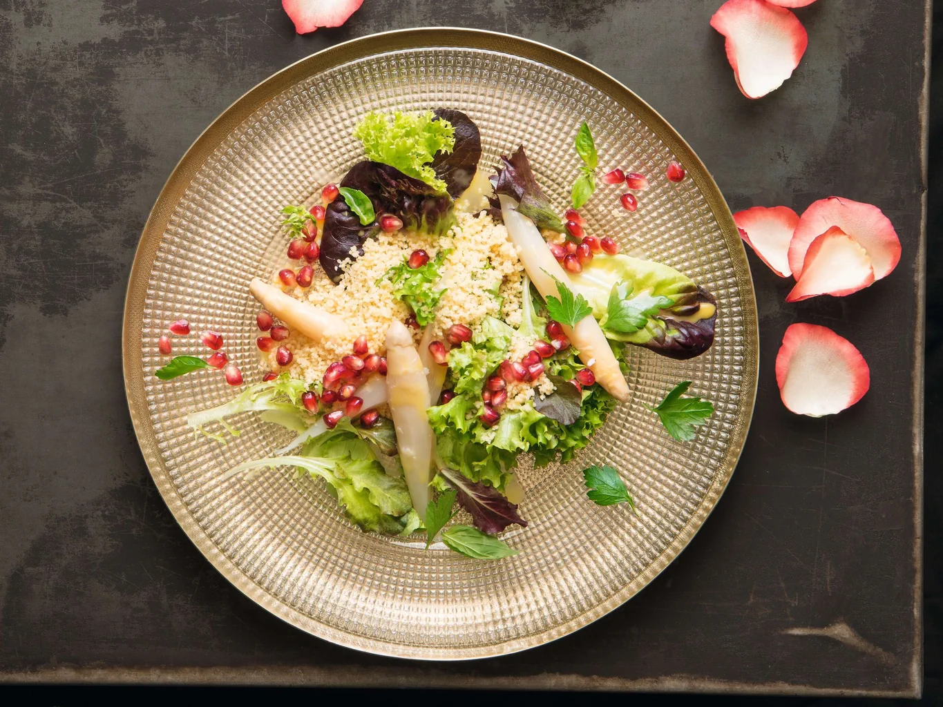 Blattsalat mit Couscous, eingelegten Spargeln und Granatapfel