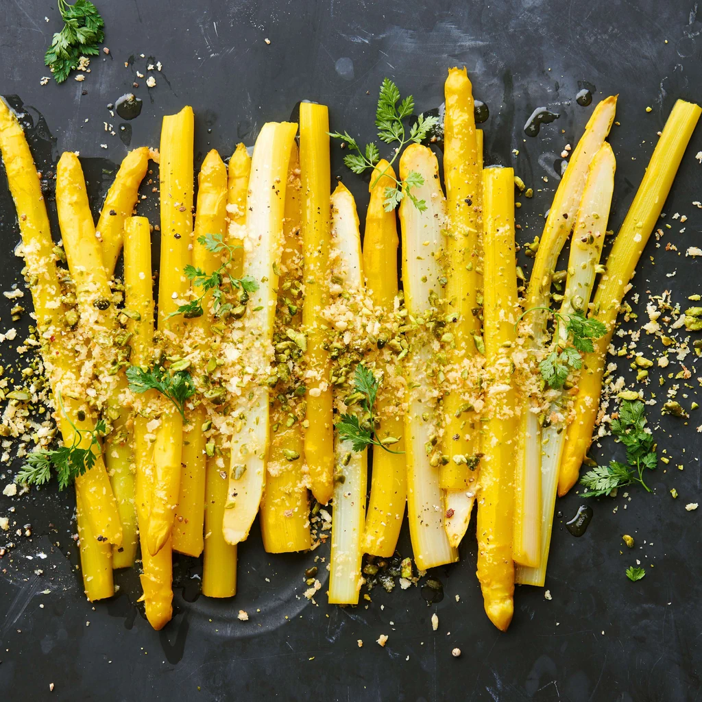Asparagi alla curcuma con croccante di pistacchi