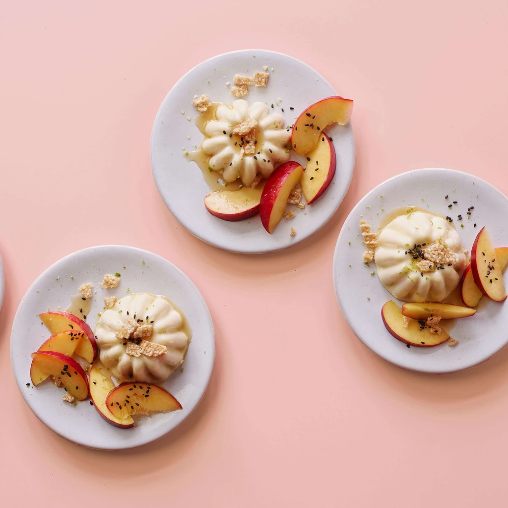 Panna cotta au sésame avec nectarine