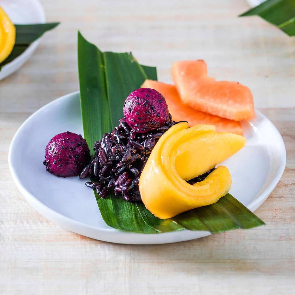 Riso colloso con frutta esotica