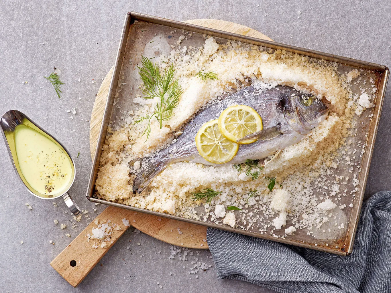 Dorade en croûte de sel avec sauce au citron