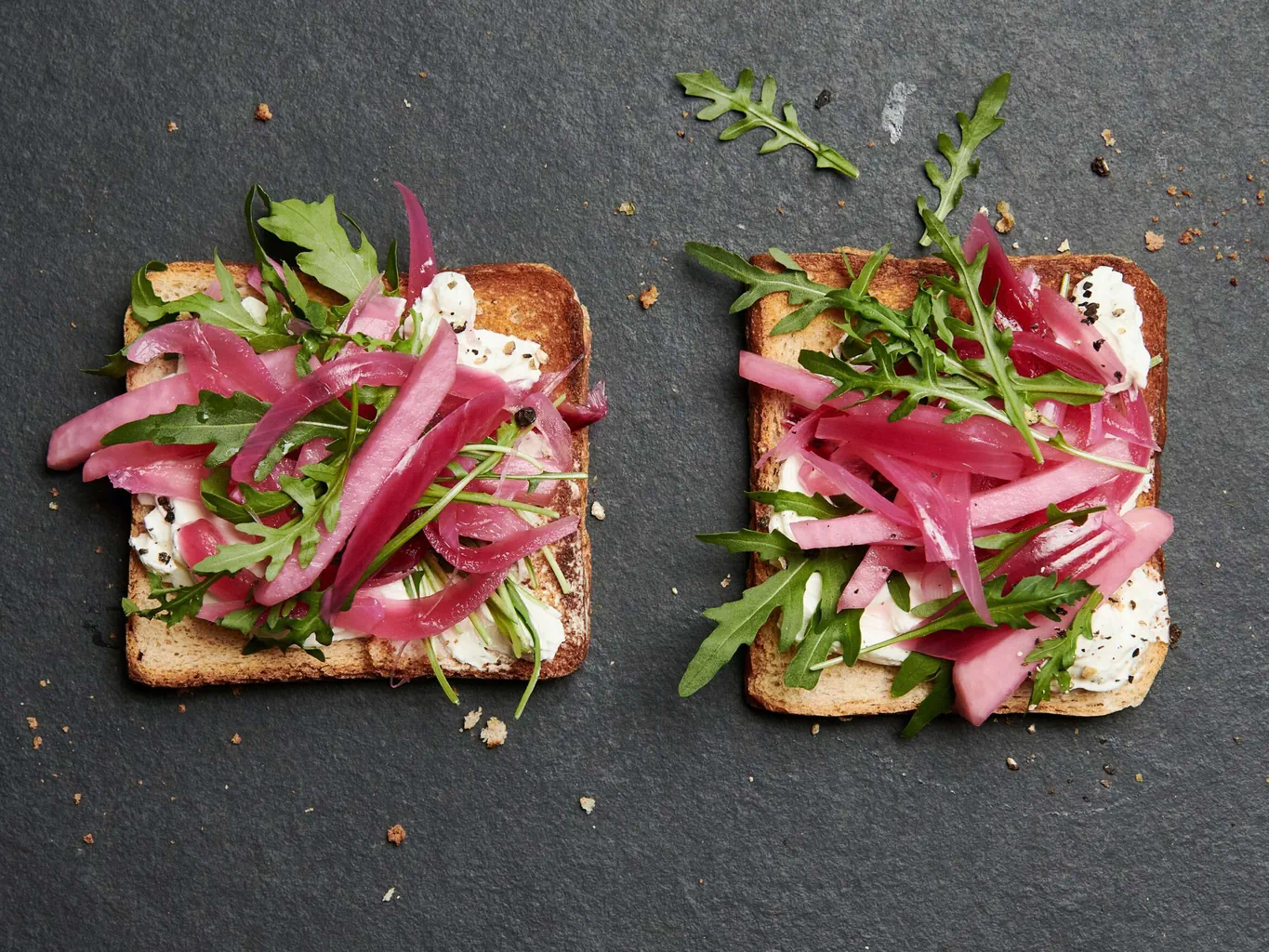 Toasts aux pickles de chou-rave