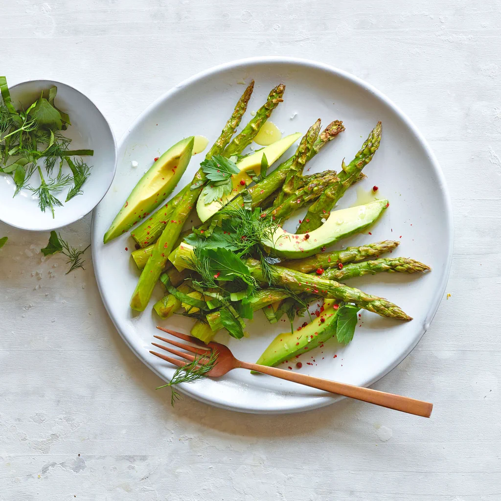 Spargel-Avocado-Salat mit Kräutern