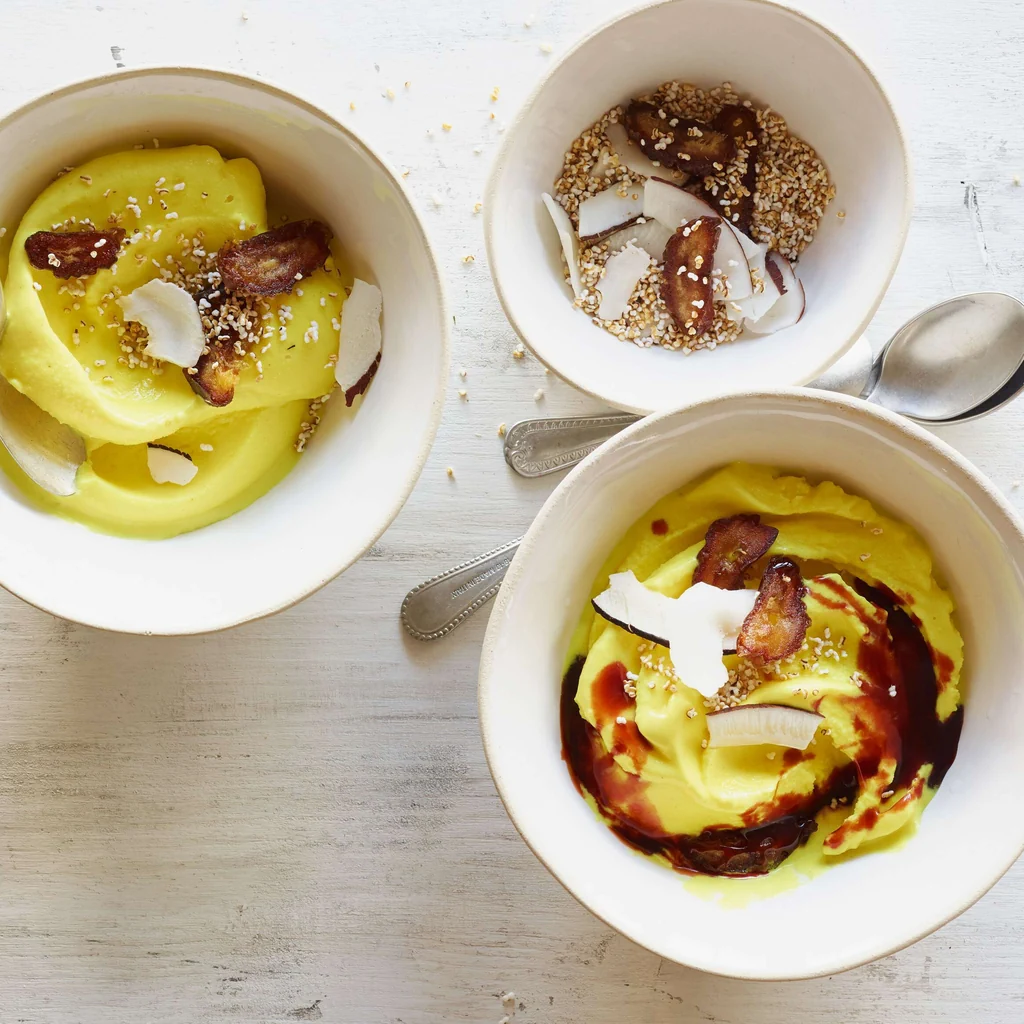 Golden-Milk-Glace mit salzigem Dattel-Crunch
