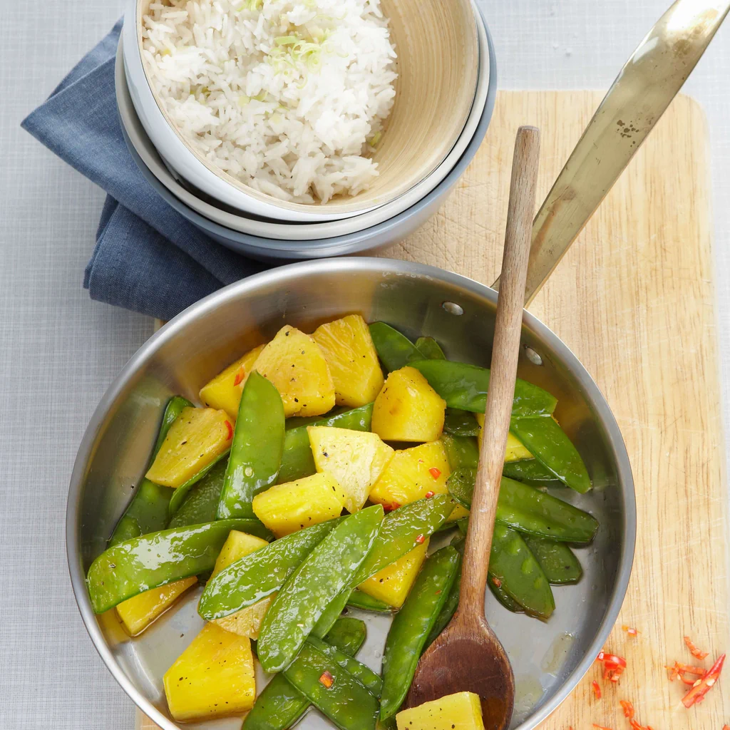 Riso al cocco con ananas e taccole