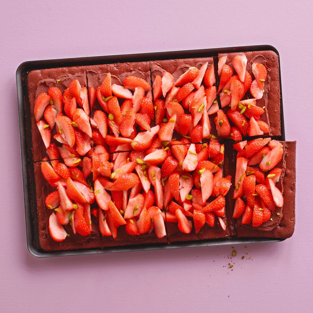 Schokoladenkuchen mit Erdbeeren
