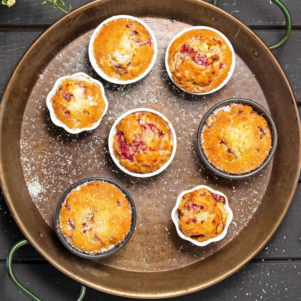 Petits gâteaux aux framboises et à la noix de coco 
