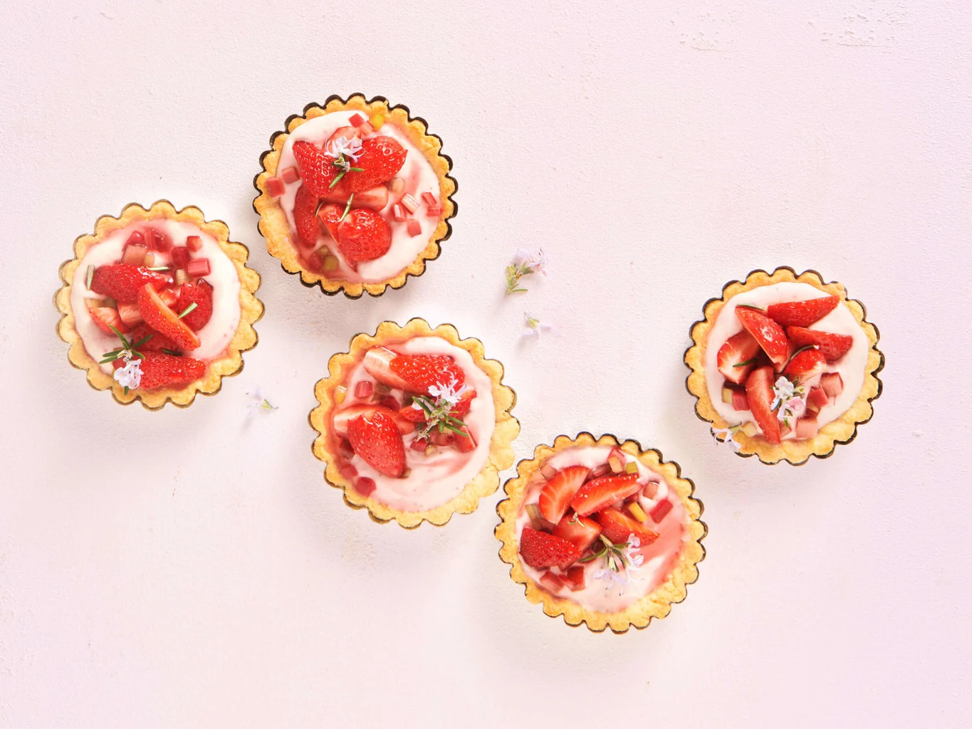 Rhabarbertörtchen mit Erdbeeren