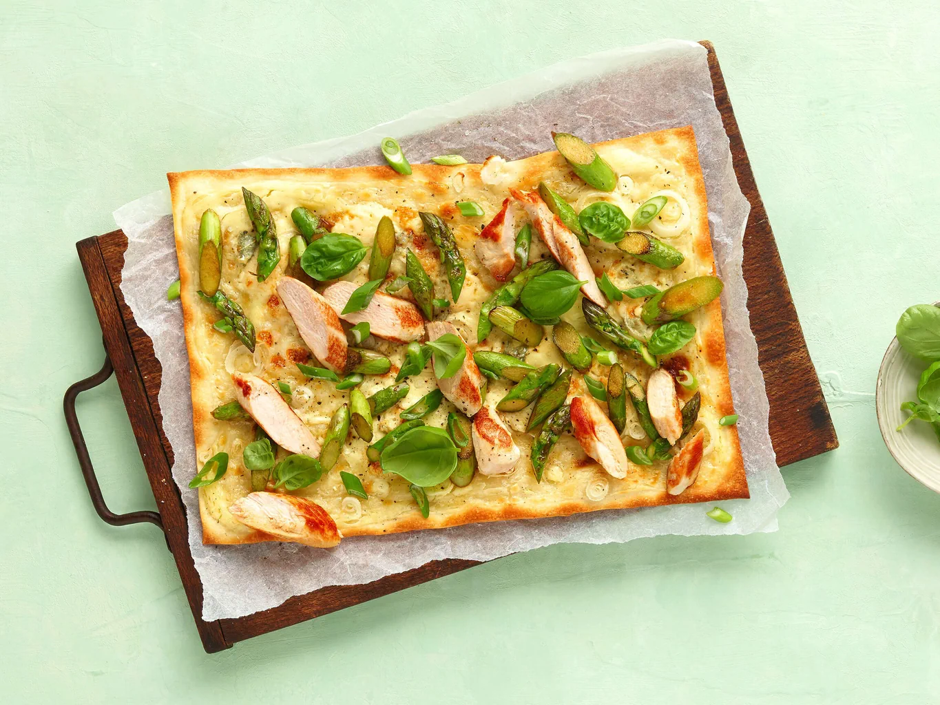 Tarte flambée aux asperges avec filet de lapin