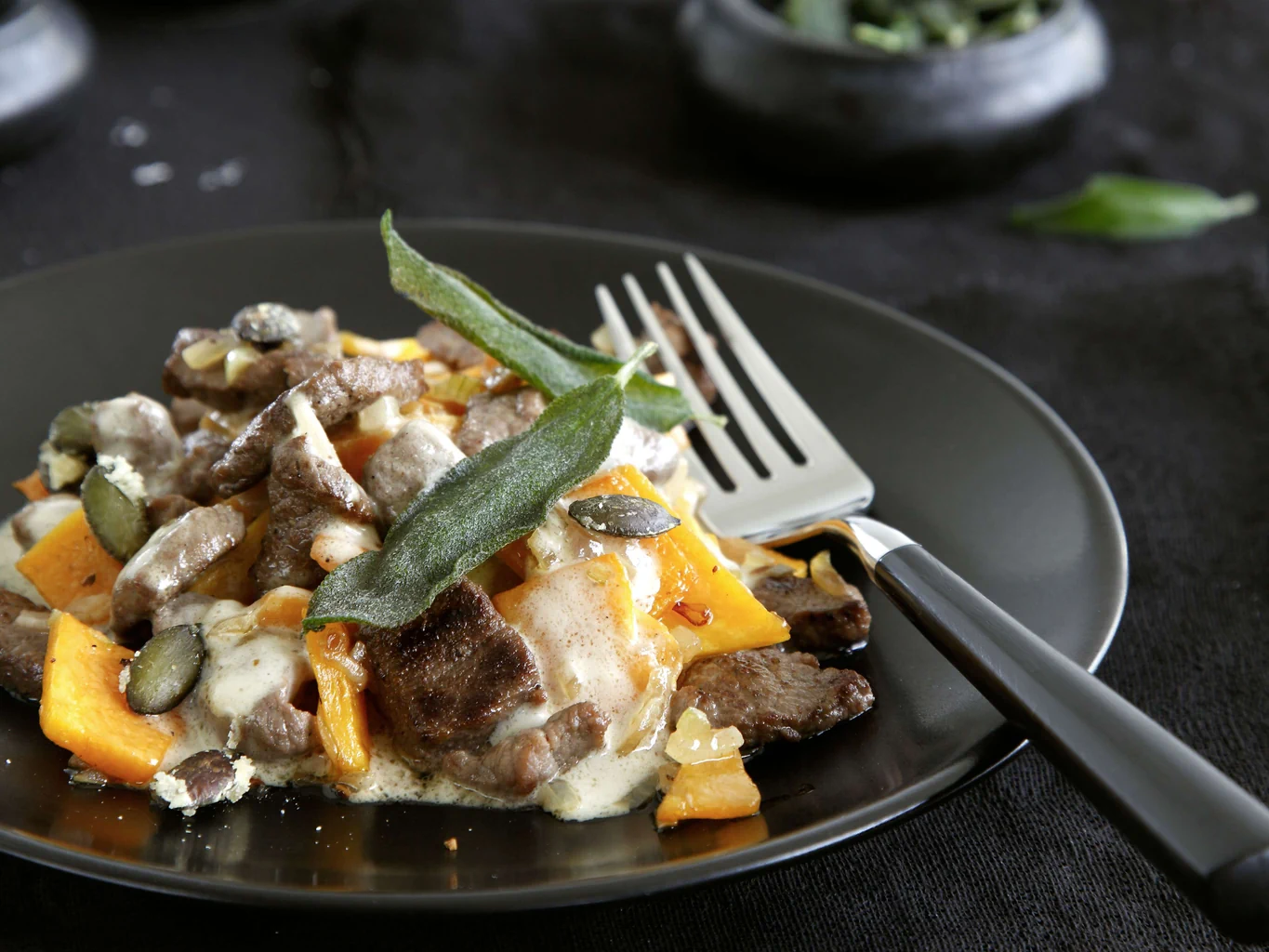 Entrecôtes de cerf aux champignons, sauce au miel