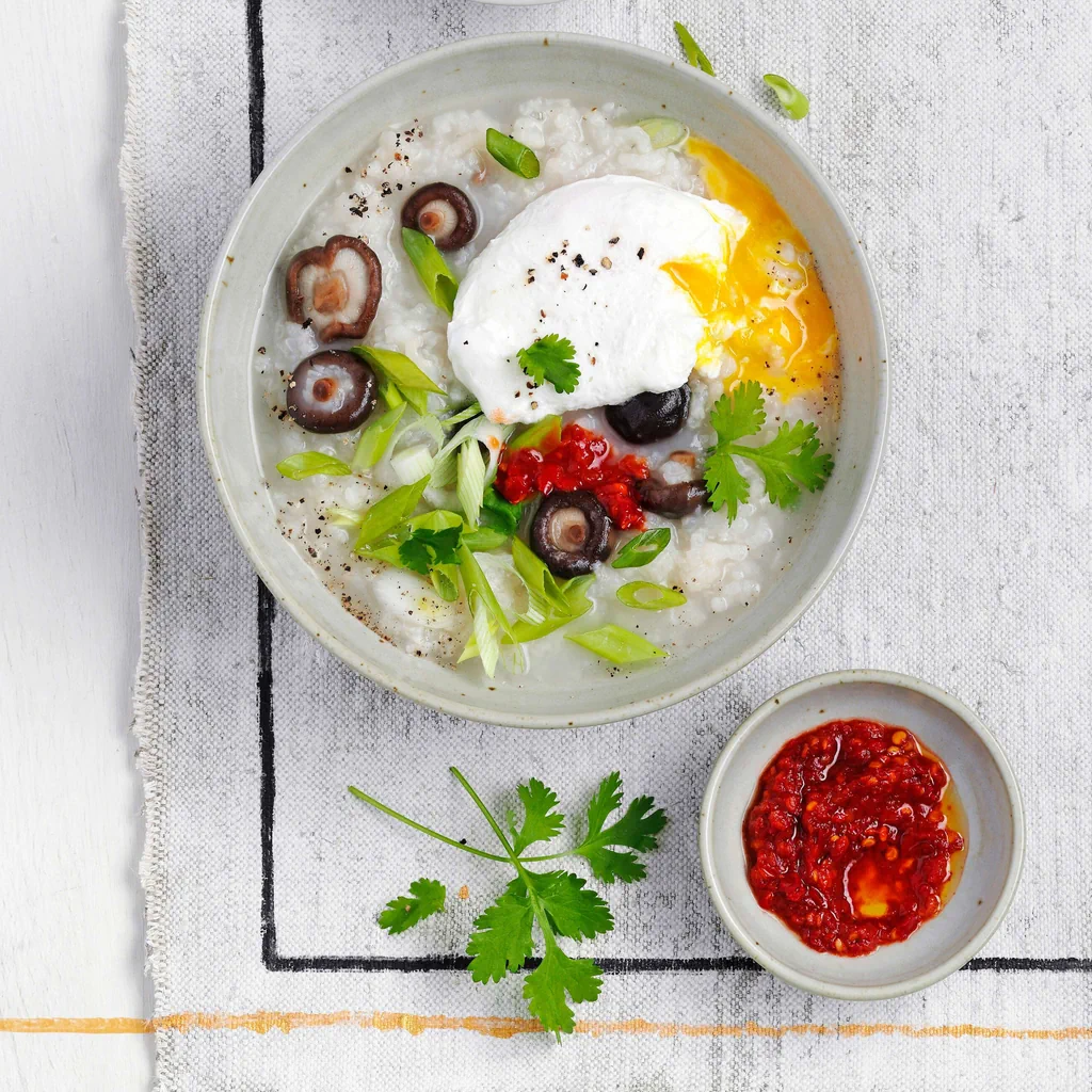 Congee con uovo in camicia