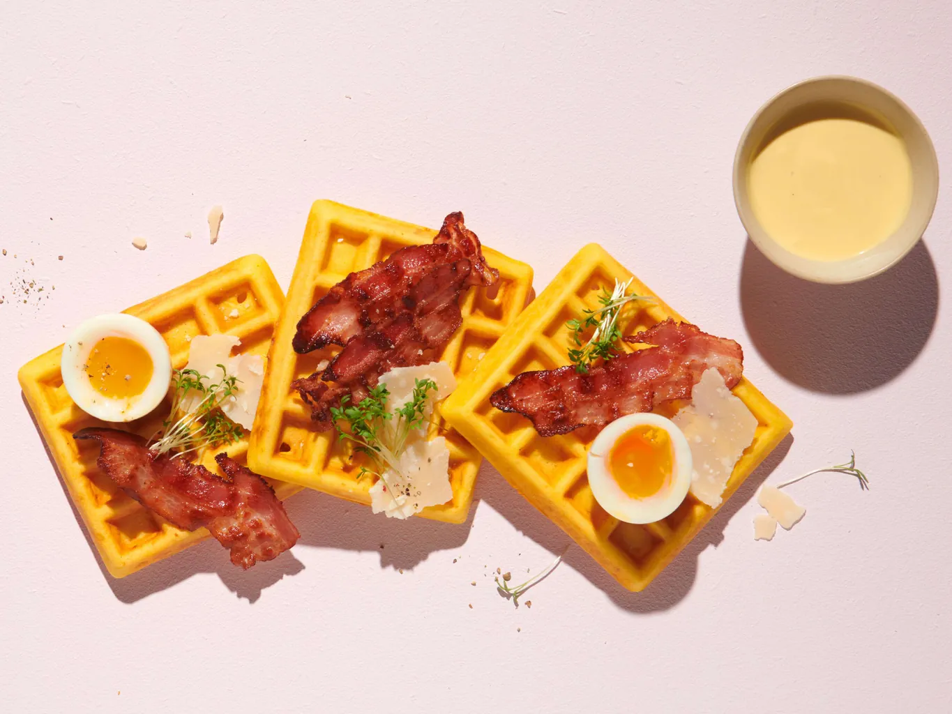 Safranwaffeln mit Ei und Speck
