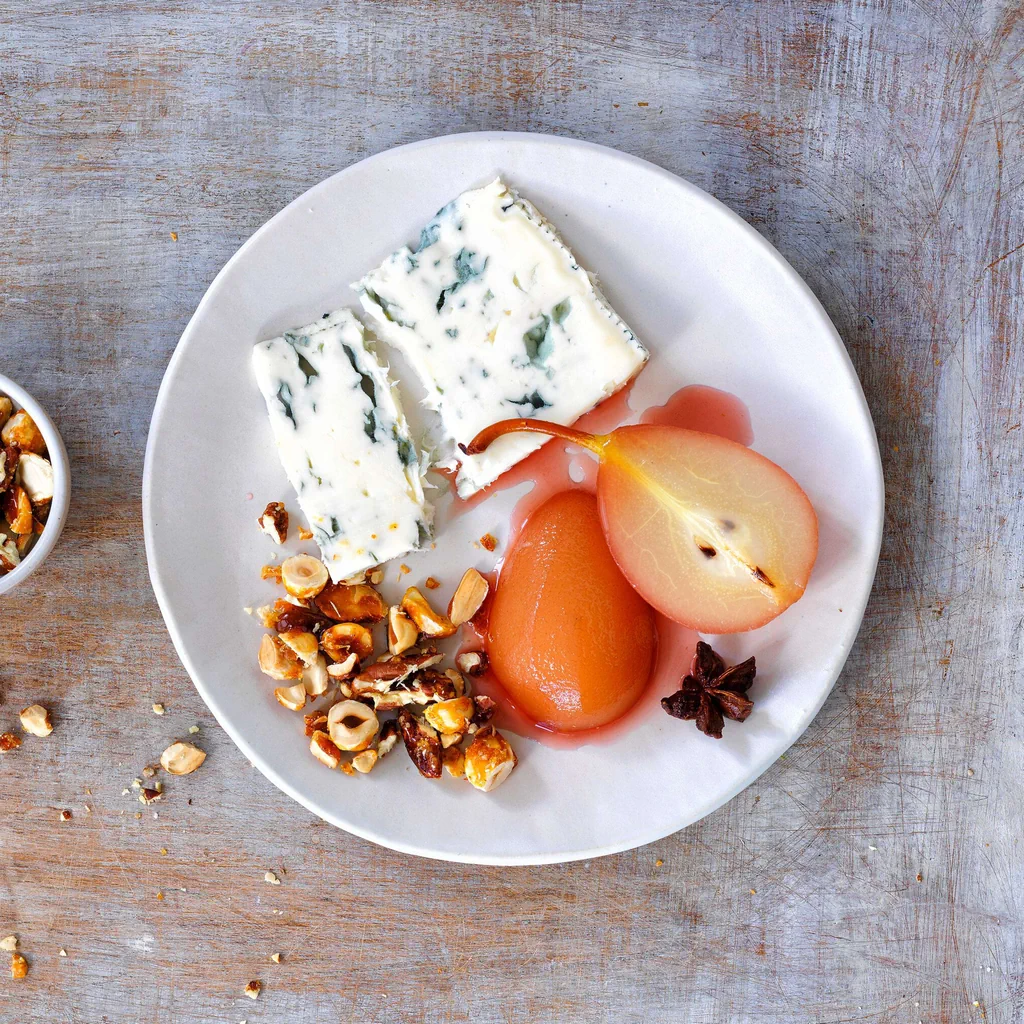 Gorgonzola mit Birnen und Knuspernüssen