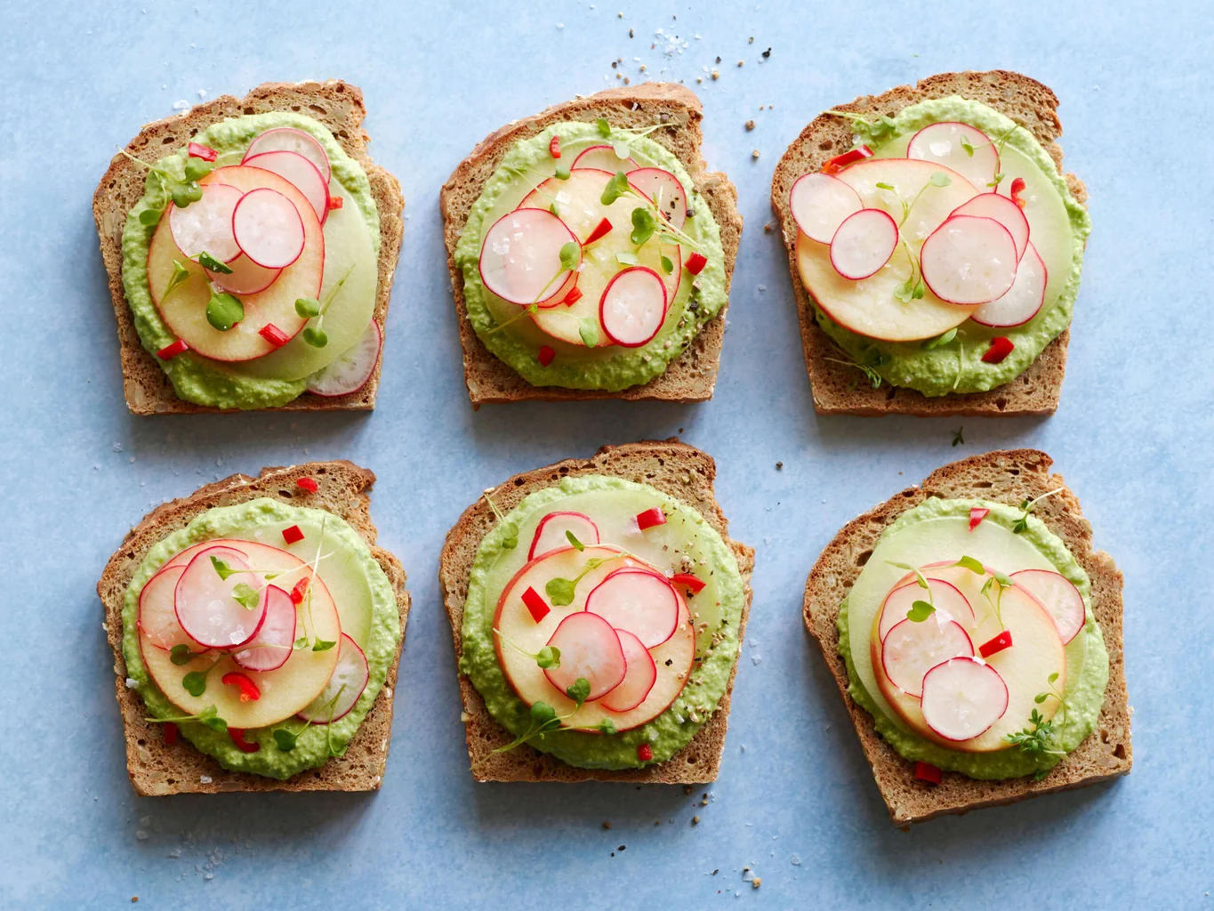 Vollkornbrot mit Erbsenaufstrich