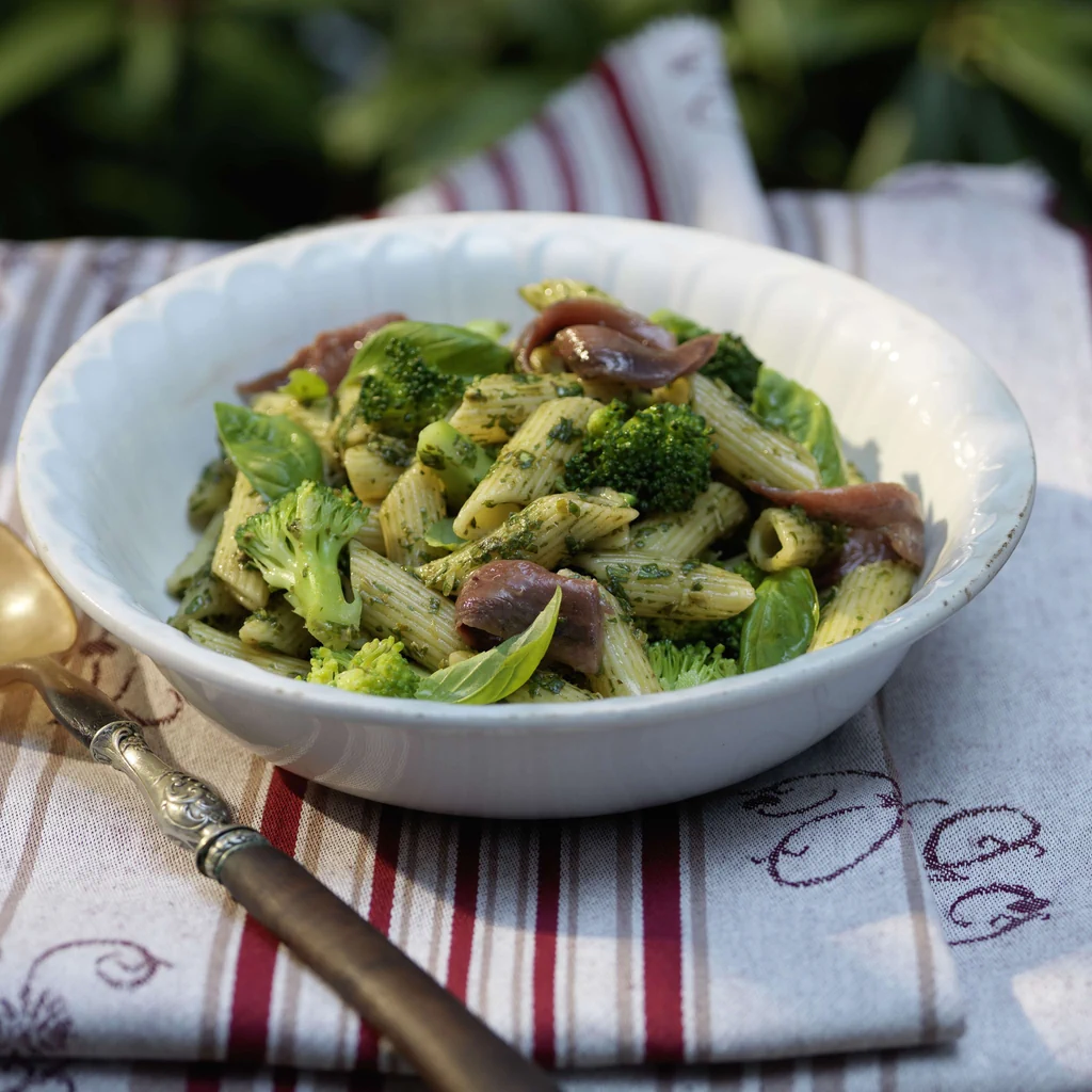 Insalata di pasta e broccoli al basilico con acciughe