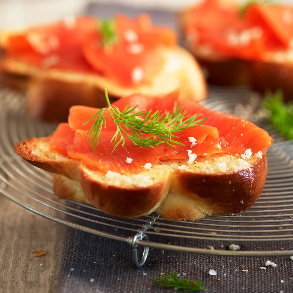 Gerösteter Butterzopf mit Meerrettich und Lachs