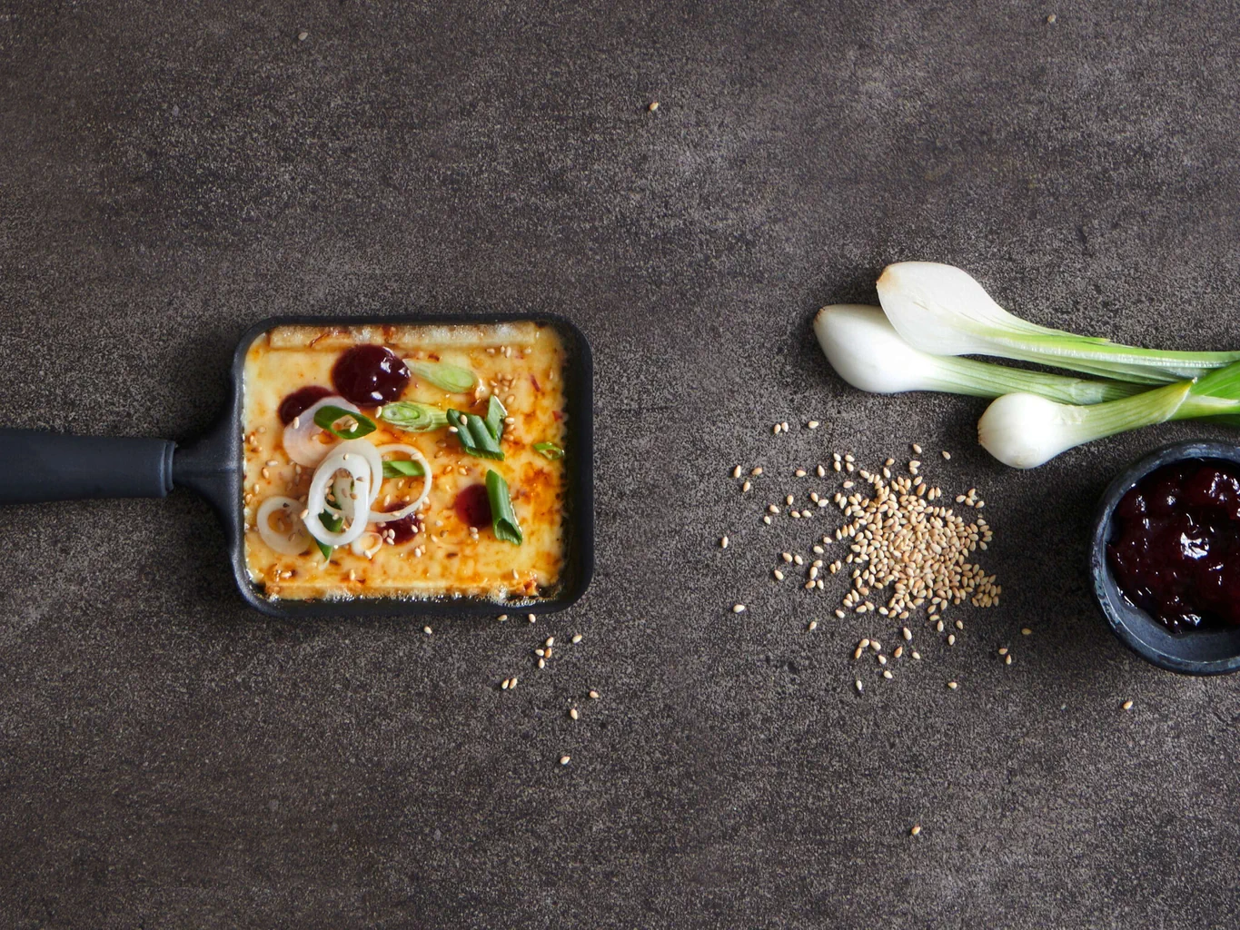 Raclette con topping di mirtilli rossi e sesamo