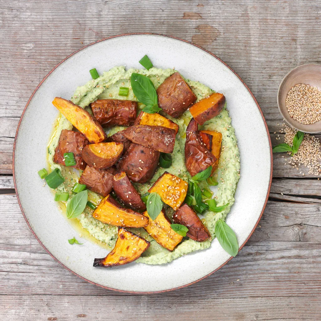 Patate dolci al forno su hummus di noci di acagiù