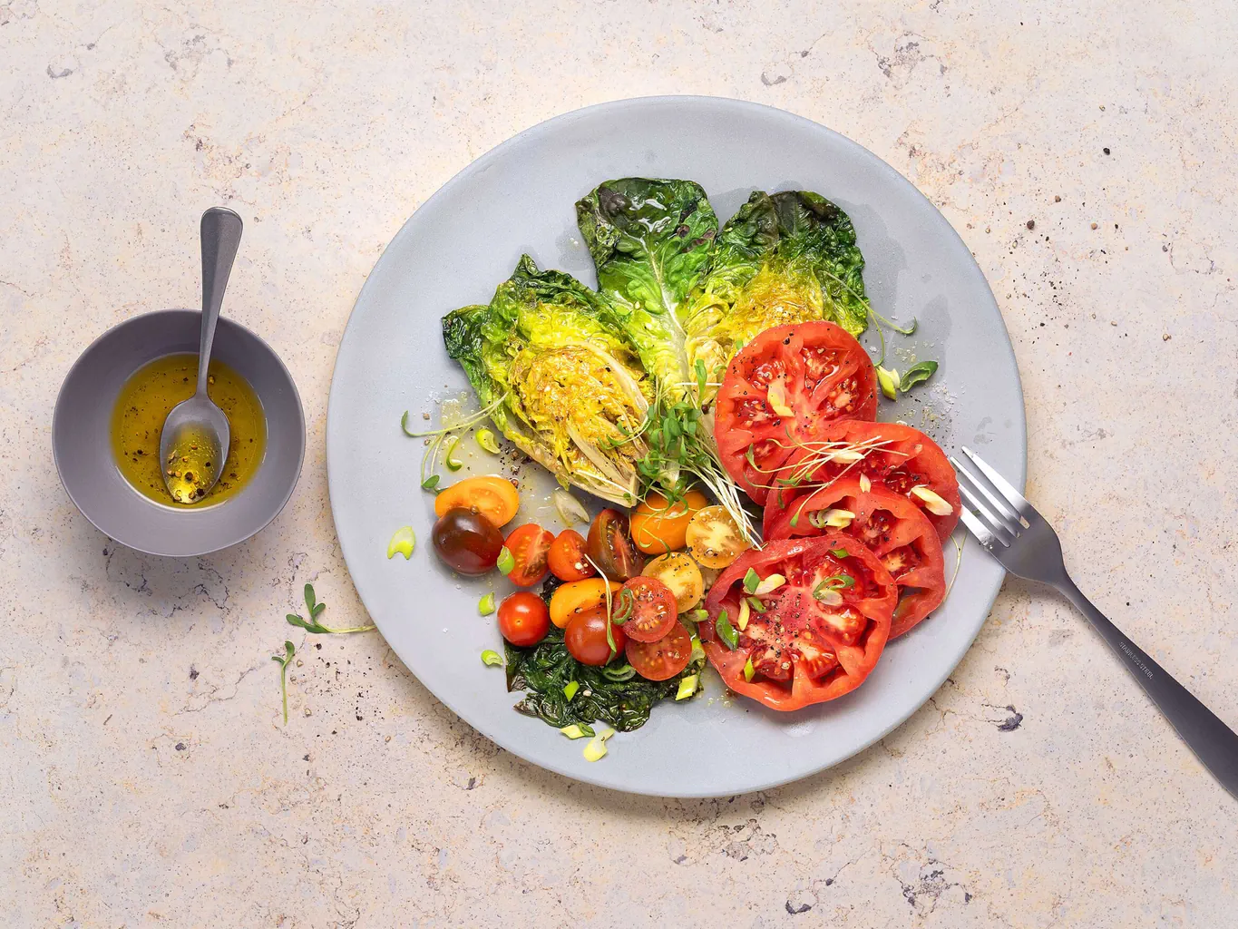 Salade de tomates sur laitue romaine rissolée