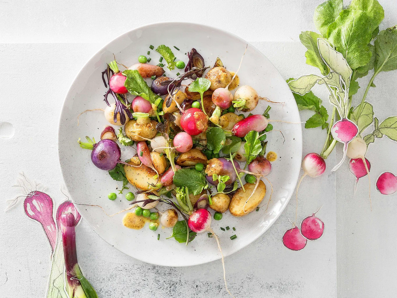 Insalata verde con ravanelli, piselli e patate novelle