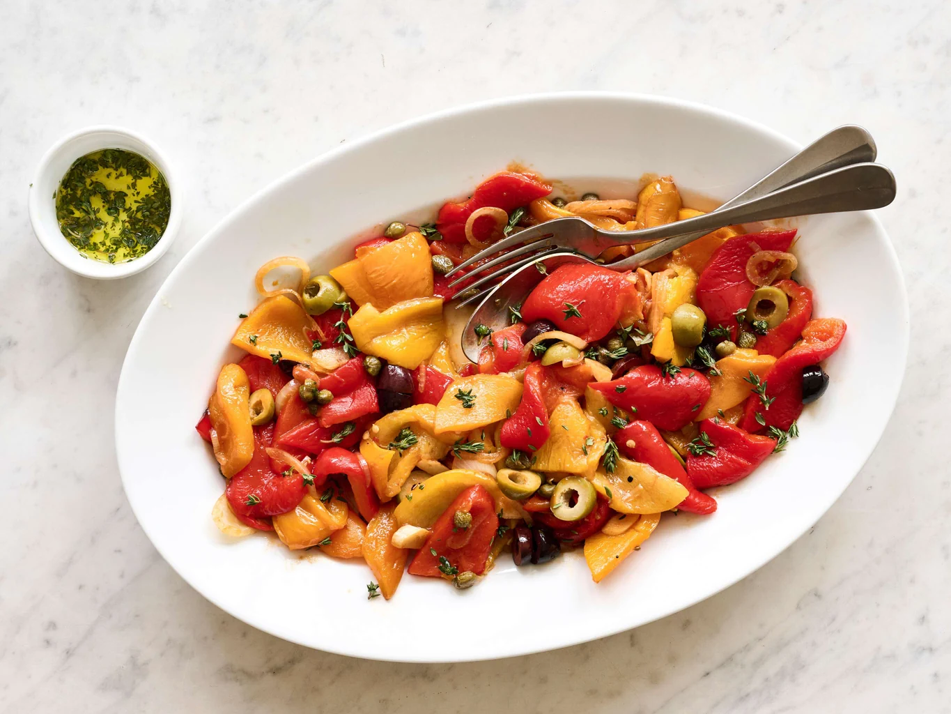 Peperonata mit Kapern und Oliven