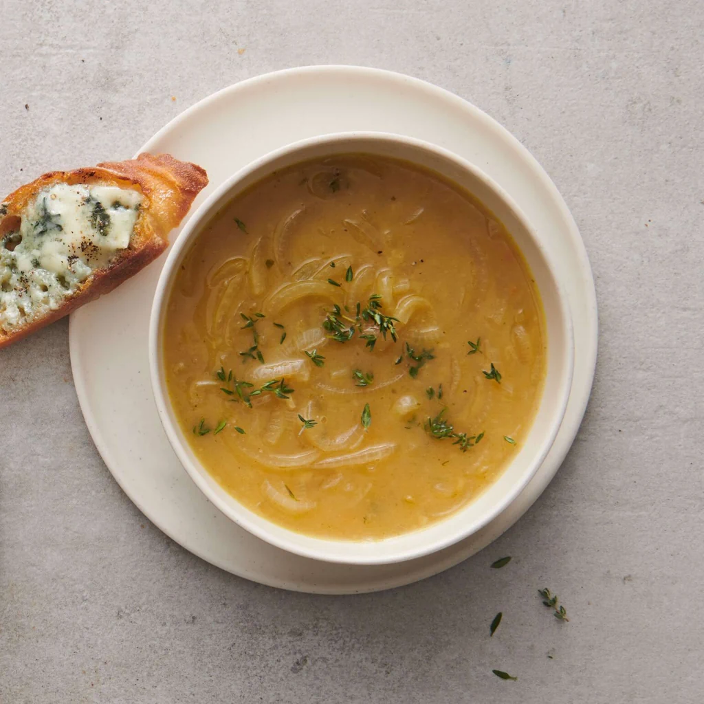 Soupe à l’oignon avec croûtons au roquefort