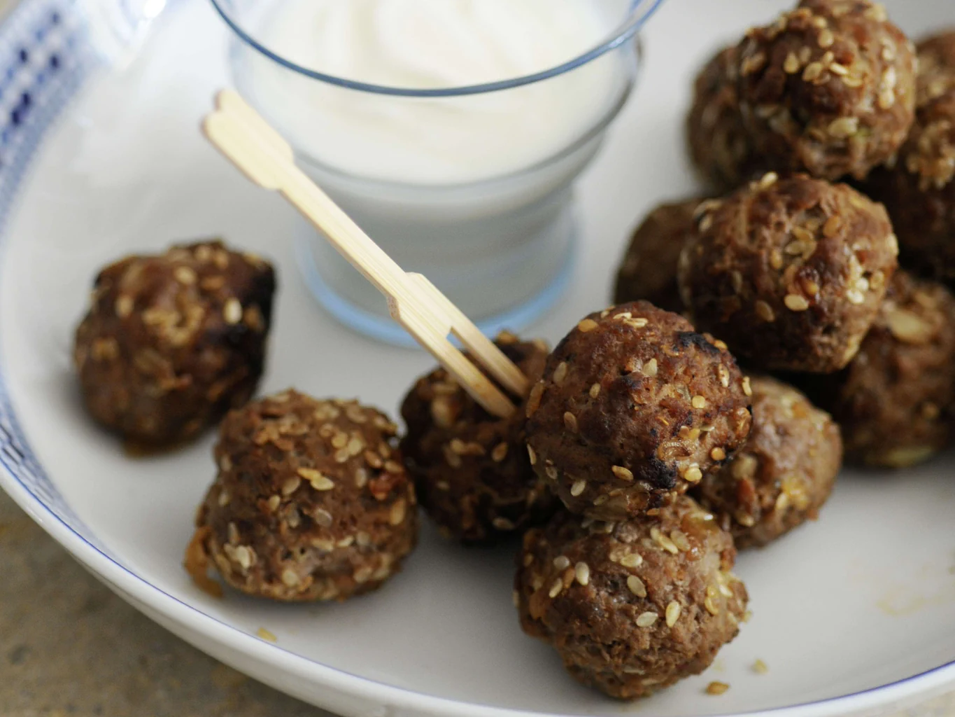 Hackfleischkugeln mit Minze und Sesam