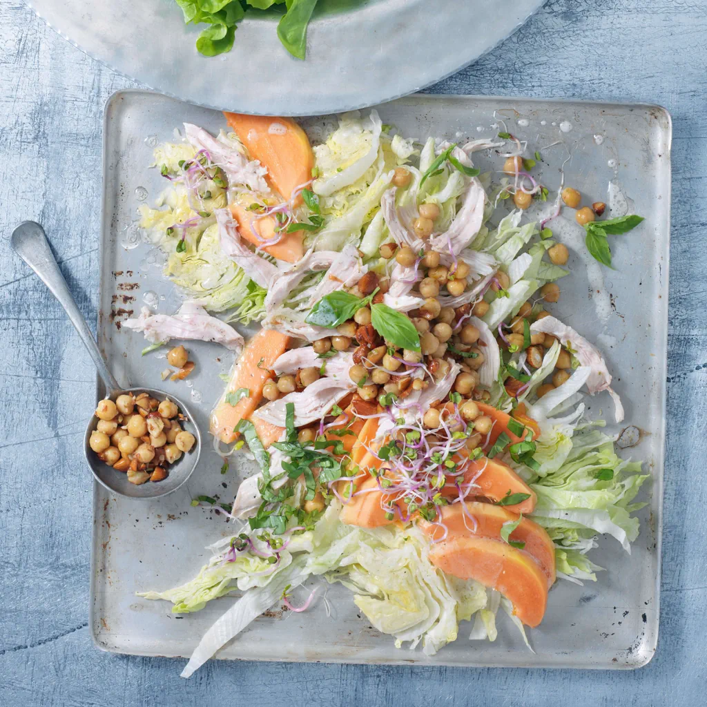 Laitue iceberg avec papaye et poulet