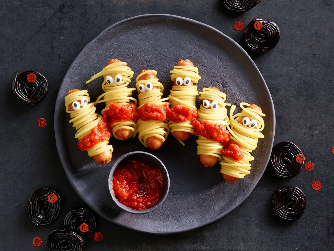 Momies de saucisses aux spaghetti