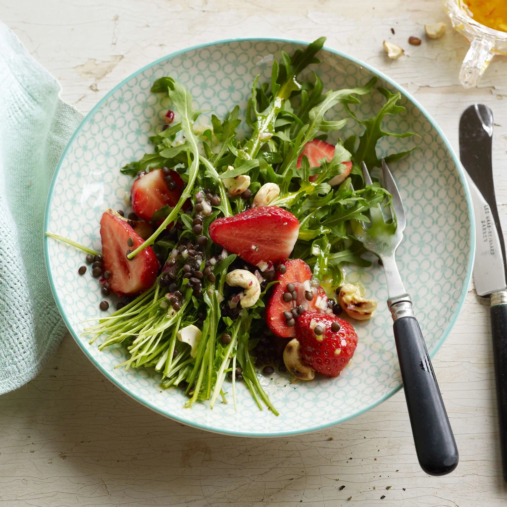 Salade de roquette, fraises et lentilles avec noix de cajou et vinaigrette au miel