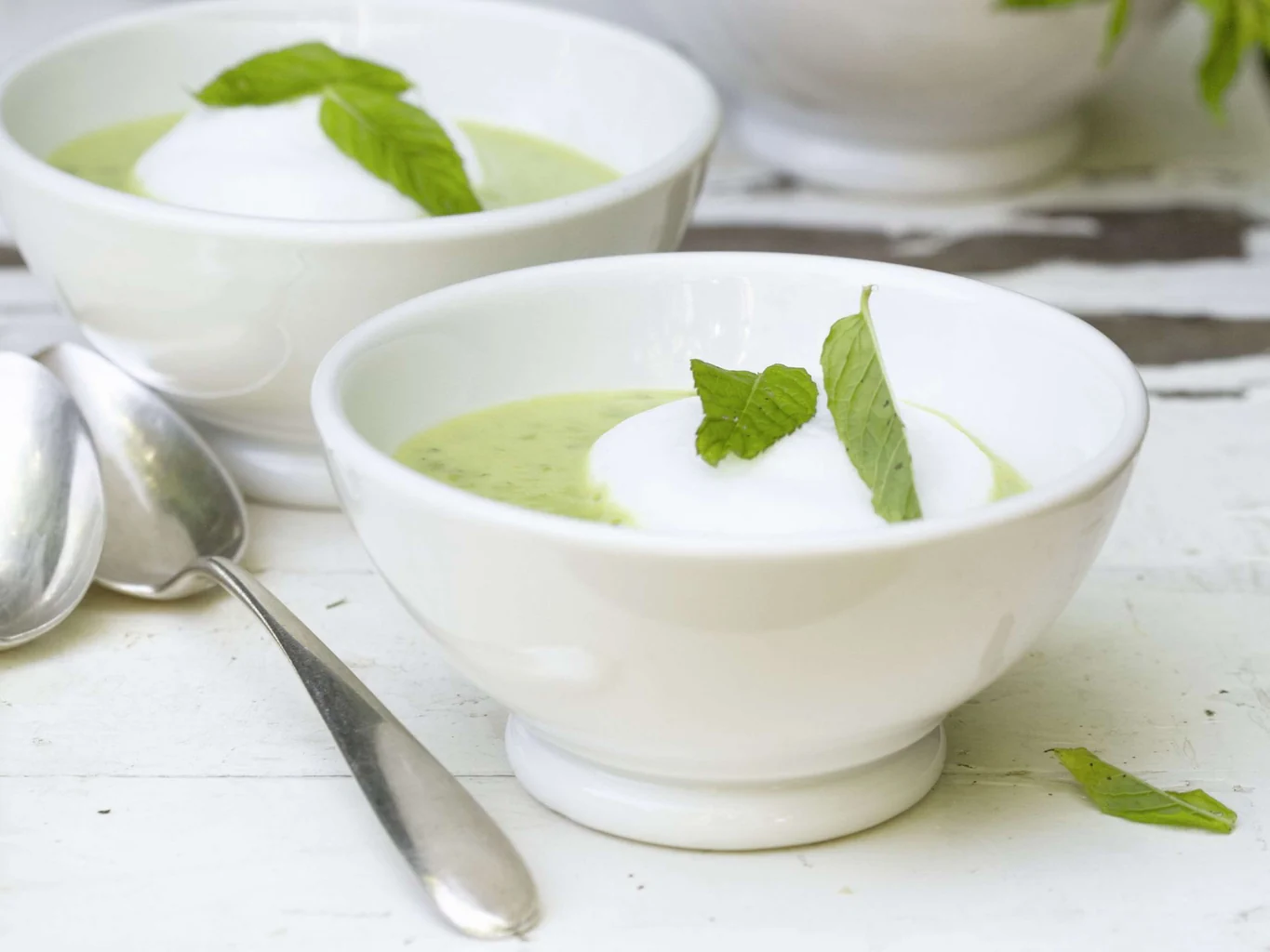 Erbsen-Minze-Suppe mit Milchschaum