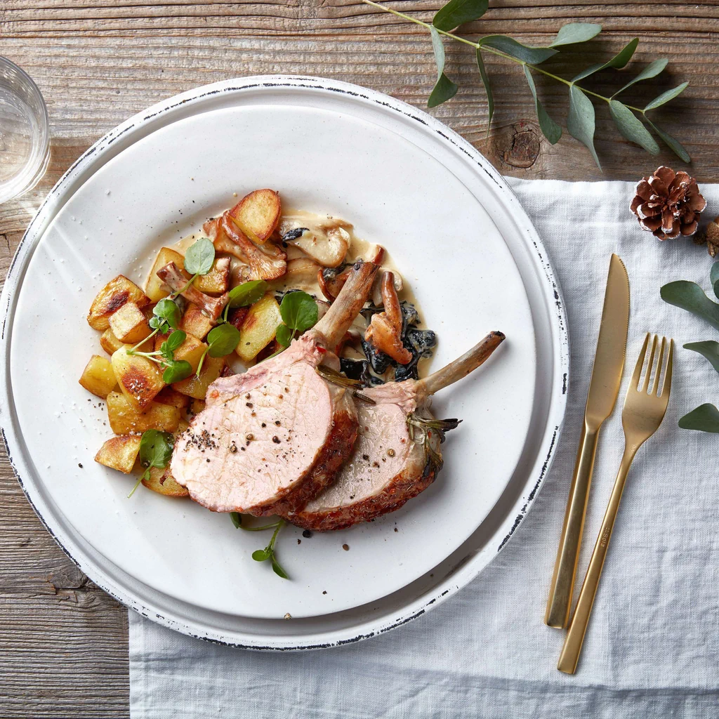 Carré de porc avec sauce aux champignons et pommes de terre