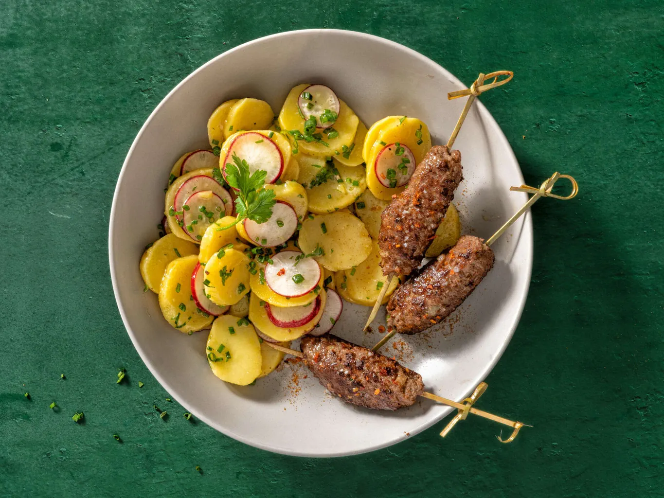 Salade de pommes de terre avec brochette de viande