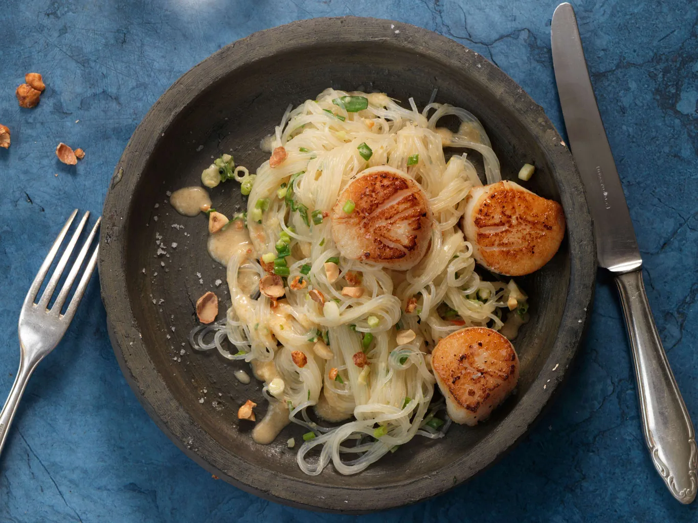 Vermicelles chinois avec noix de Saint-Jacques et vinaigrette au beurre de cacahouètes