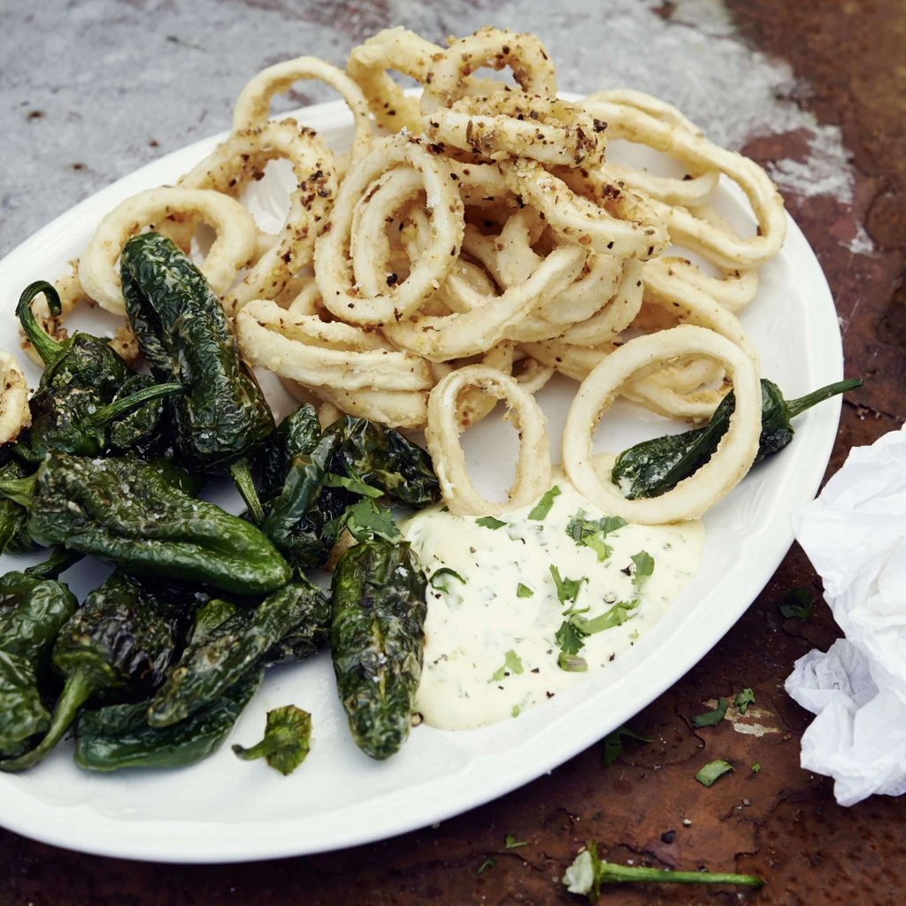 Kalmarringe mit Pimientos und Koriander-Limetten-Mayonnaise