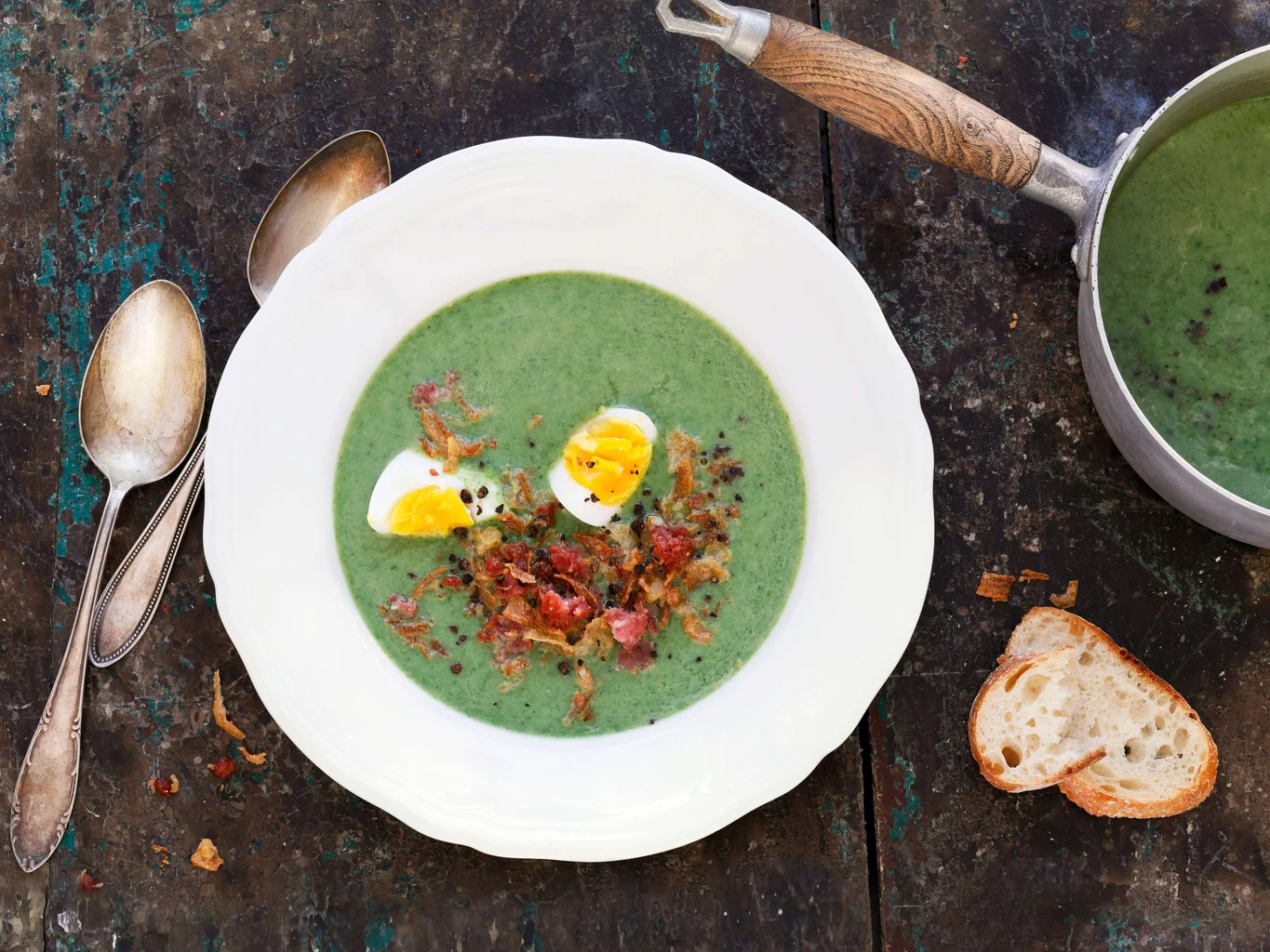 Lauch-Erbsensuppe mit Luganighe und Ei