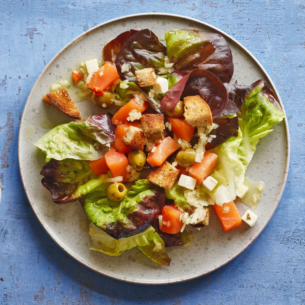 Lattuga con salmone affumicato e olive