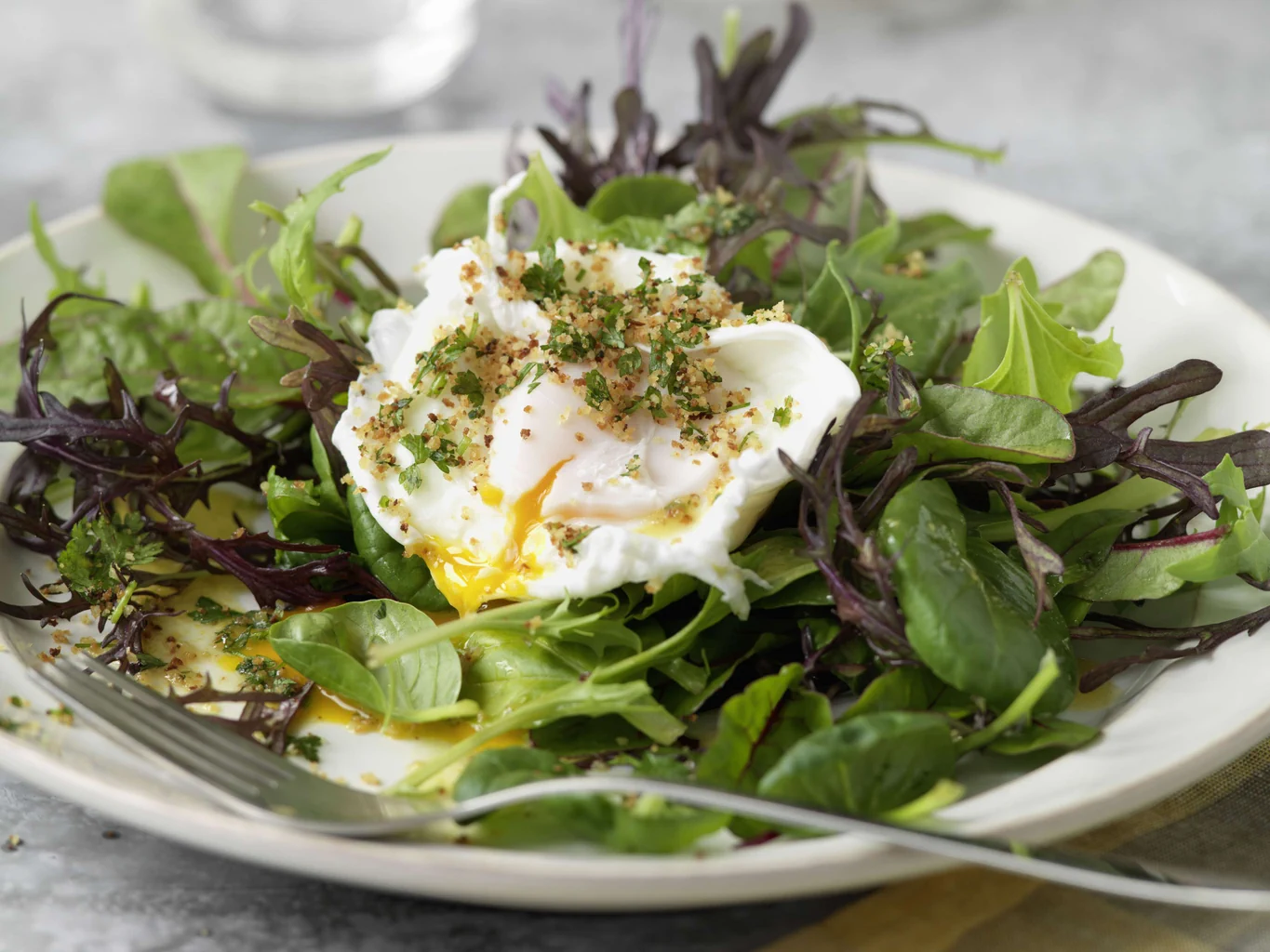 Salade estivale avec œuf poché croustillant