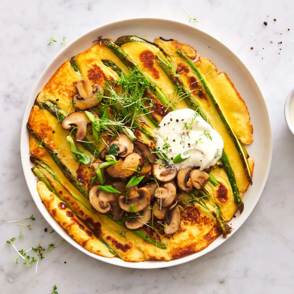 Spargel-Frühlingszwiebel-Omelette mit Pilzen