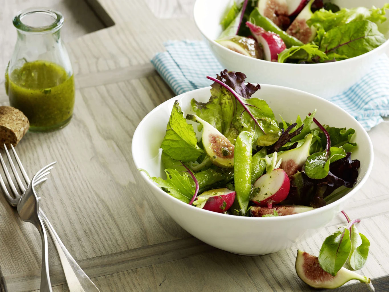 Blattsalat mit Knackerbsen an Kräuter-Honig-Dressing