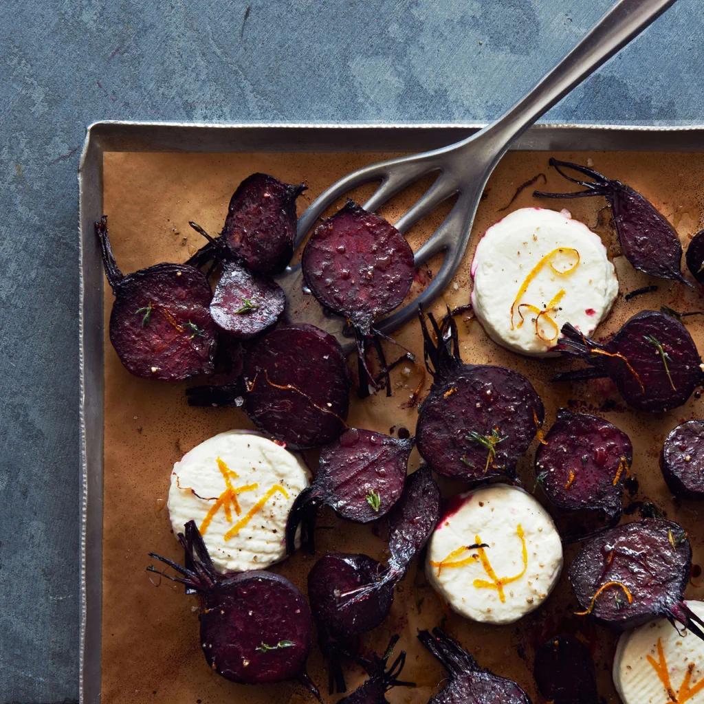 Betteraves rouges rôties avec fromage de chèvre et miel de fleur d’oranger