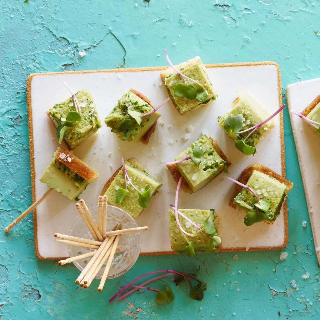 Cubes aux fines herbes sur pain grillé