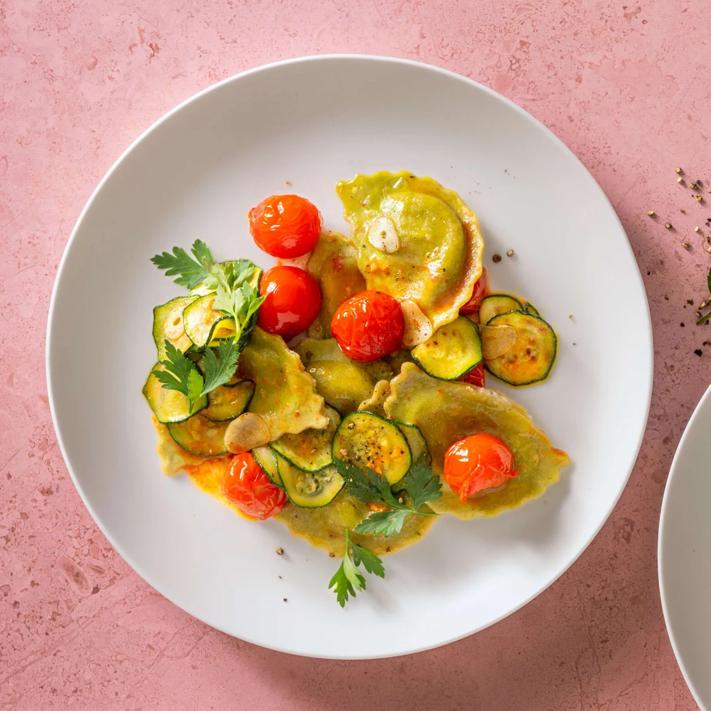 Mezzelune an Tomaten-Zucchetti-Safran-Sauce