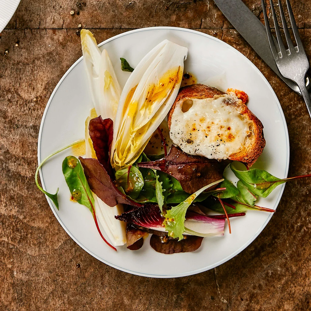 Formaggio di capra con insalata
