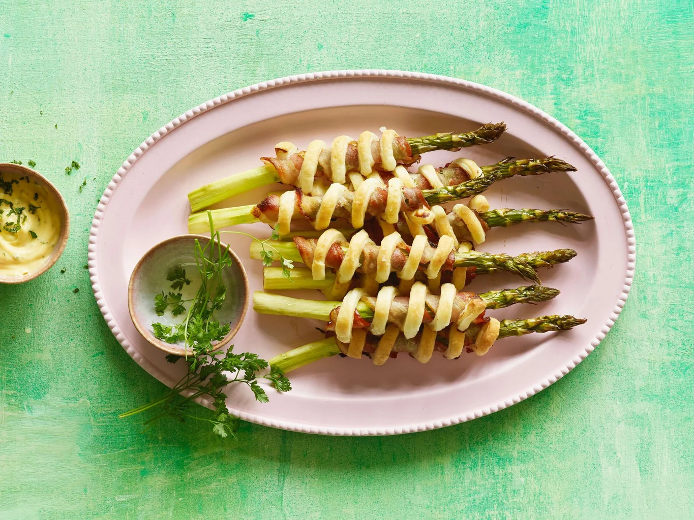 Asparagi in sfoglia e pancetta con salsa olandese express alle erbe
