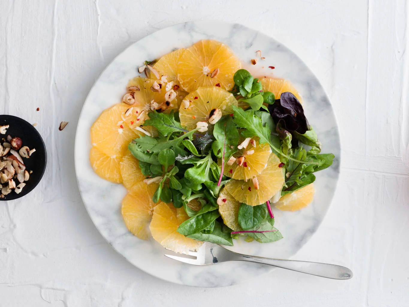 Pikanter Orangensalat mit Nüssen