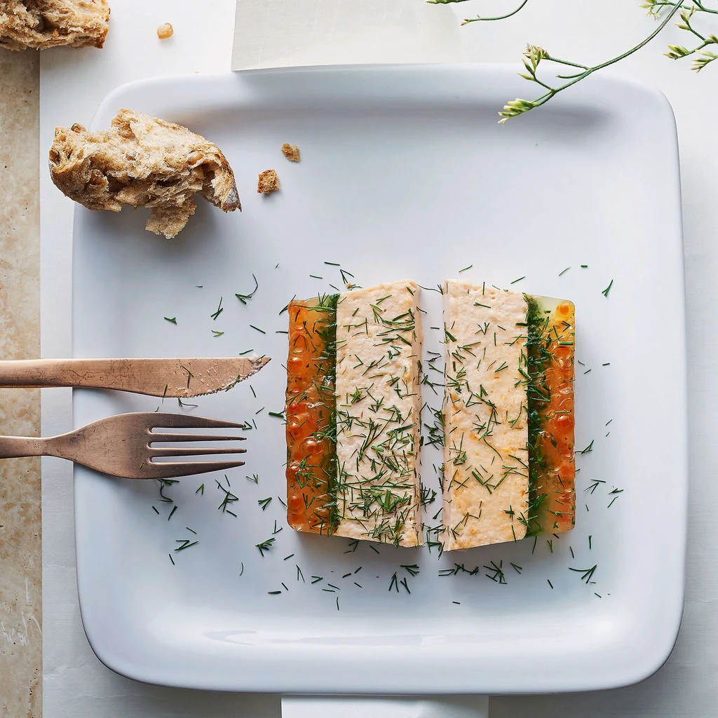 Terrina di salmone affumicato con uova di salmone e aneto