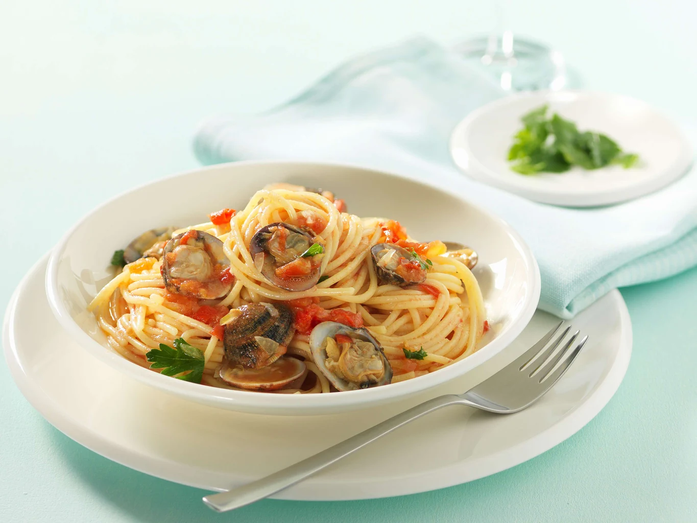 Spaghetti alle vongole con pomodori ed erbe aromatiche