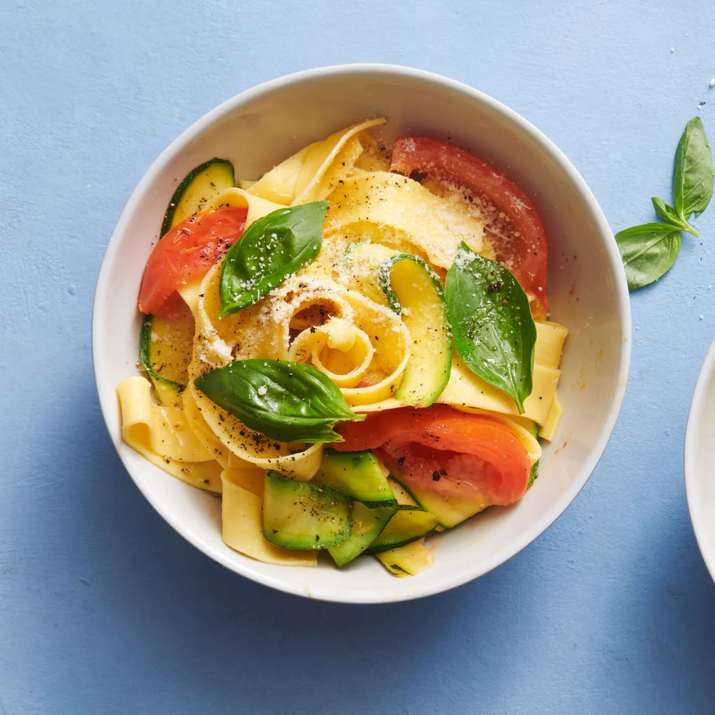 Tagliatelle mit Tomaten, Zucchetti und Basilikum
