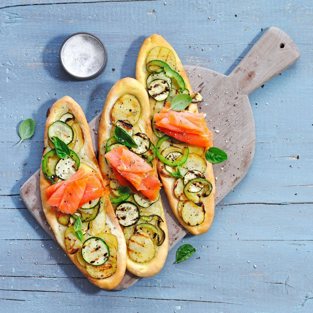 Tarte flambée alle verdure grigliate con salmone affumicato